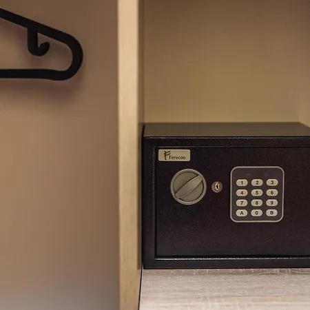 Coin Hotel *
